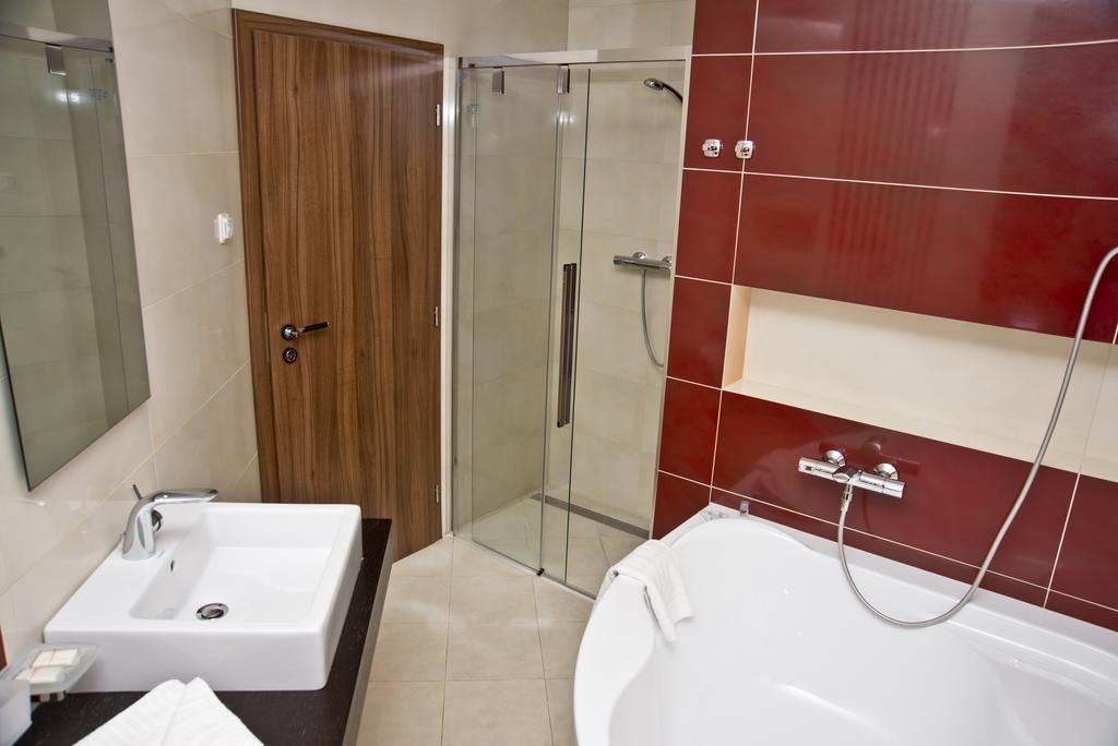 Tempus Club Garni Hotel Bratislava Buitenkant foto